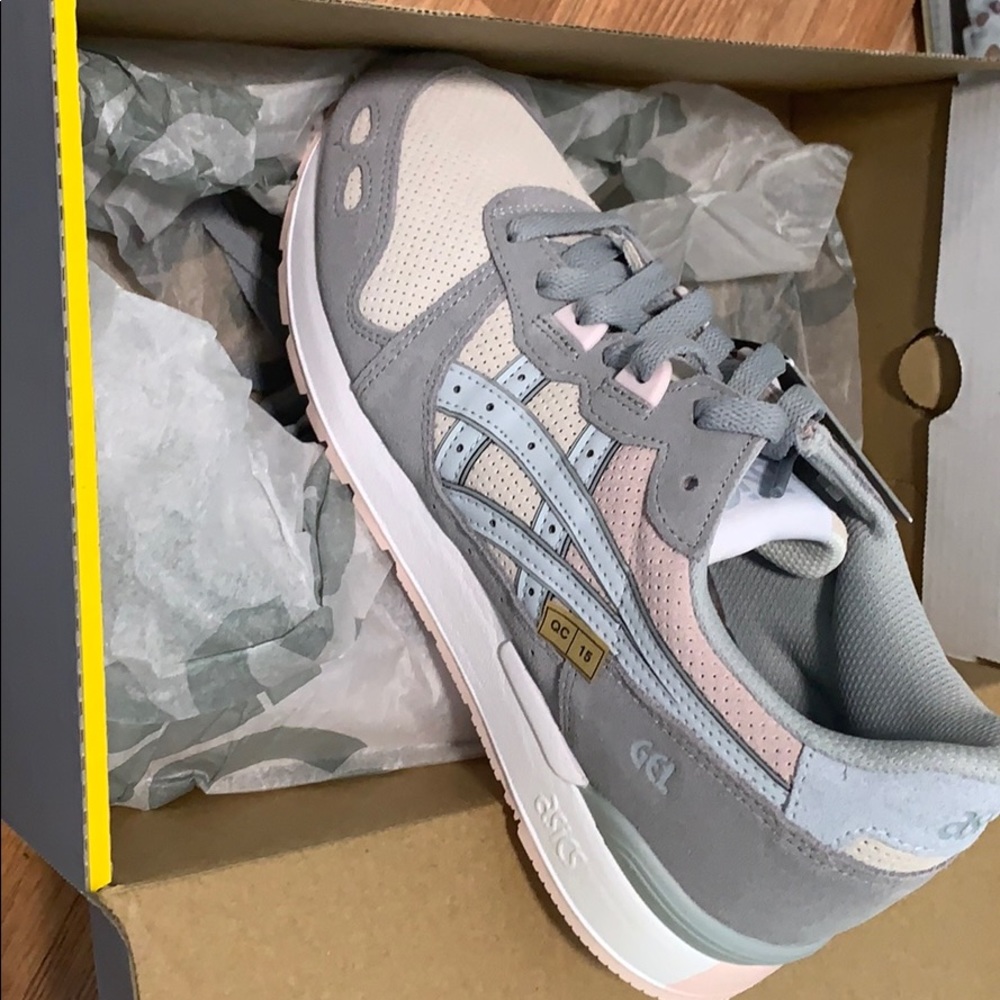 ASICS - Picture 2 of 3